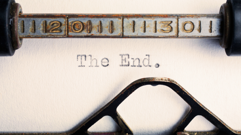 les mots "the end." ont écrit sur une feuille insérée dans une machine à écrire ancienne.